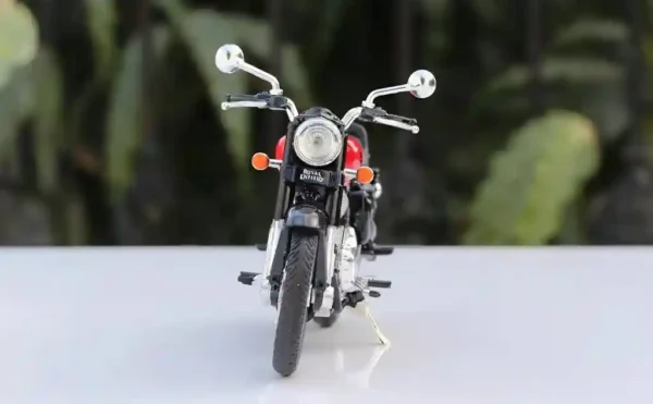 Royal Enfield Classic 350 1:15 licensed diecast bike with Supporting Wheels & 2 Extra Tanks - Image 5